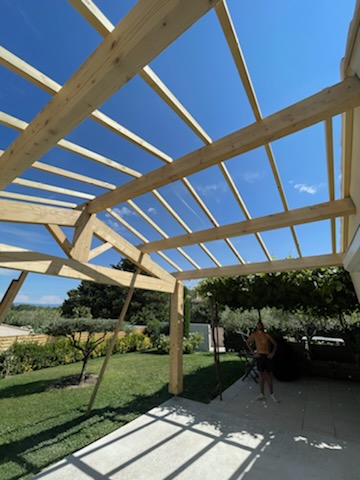 Construction d’un appentis en bois double pan pour terrasse avec charpente traditionnelle - Monteux (84170) - Photo 01