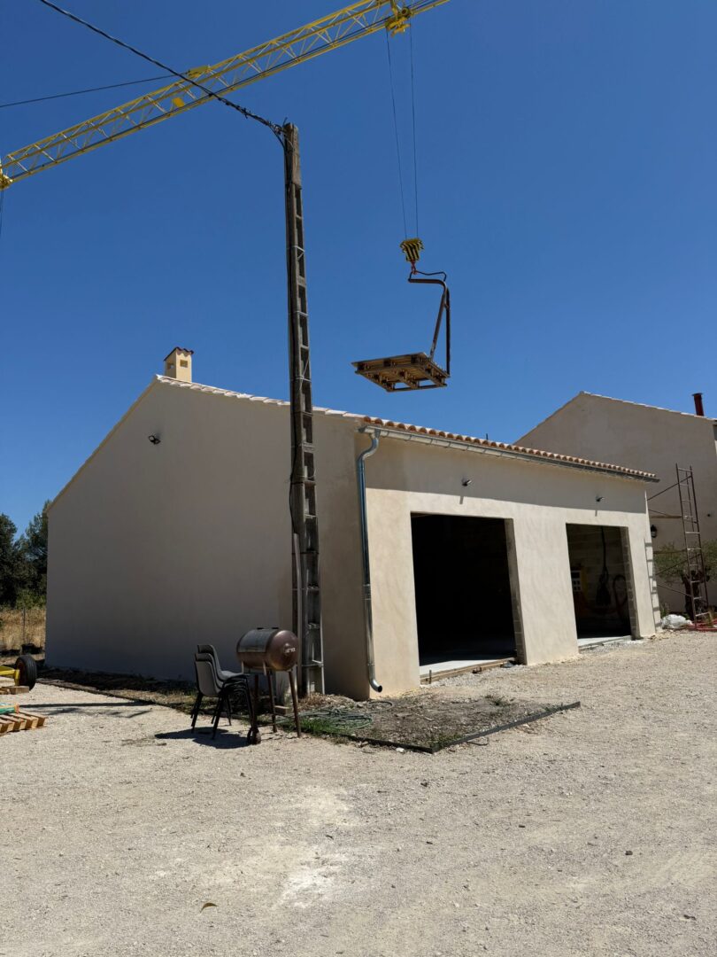 Création d’une charpente et toiture pour grange avec poutres apparentes - Monteux (84170) - Photo 01