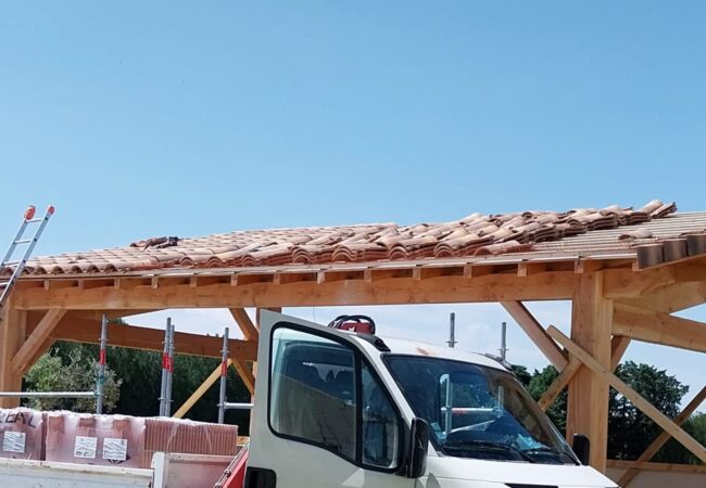 Création d’un poolhouse en bois avec charpente apparente et toiture traditionnelle - Monteux (84170) - Photo 08